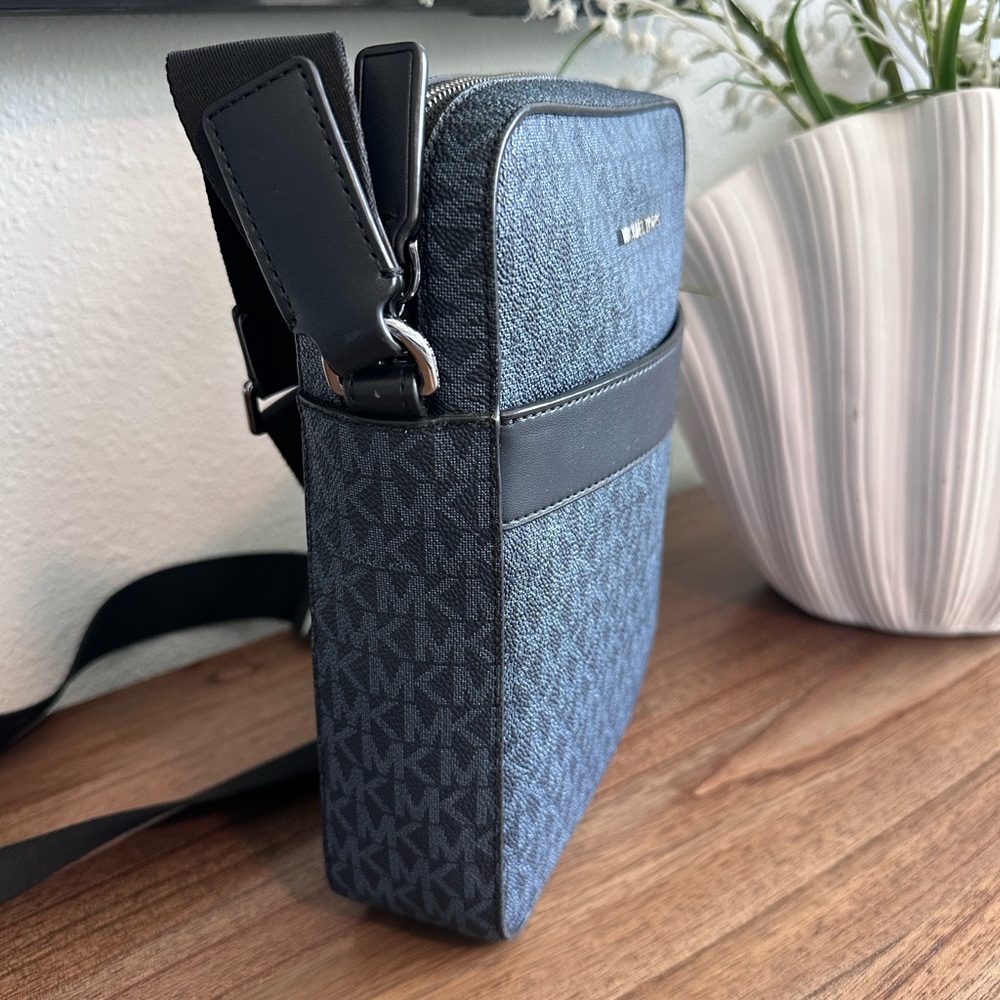 NWOT - Michael Kors Cooper Signature Logo Flight Bag - See Video! - Picture 6 of 13